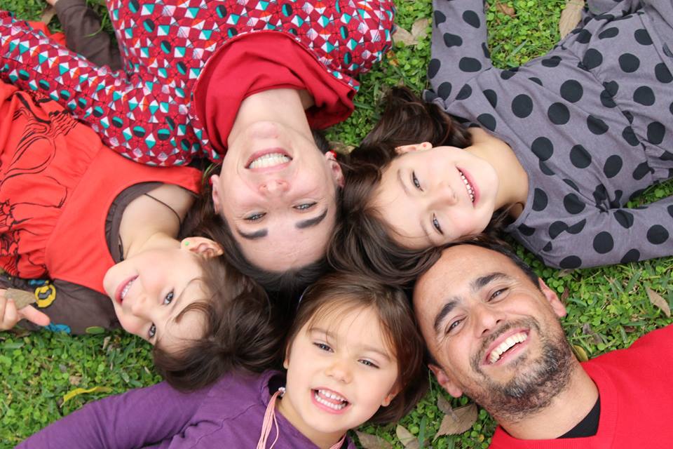 La familia sevillana que ha recorrido las escuelas latinas durante un año